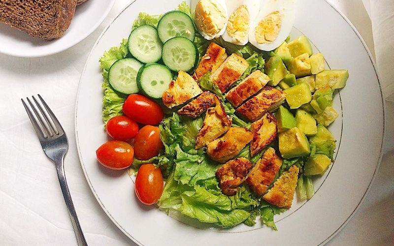  Salad ức gà là món ăn yêu thích dành cho tín đồ giảm cân