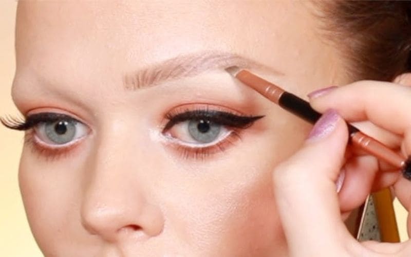 Bạn có thể tự makeup để thử nhiều phong cách khác nhau