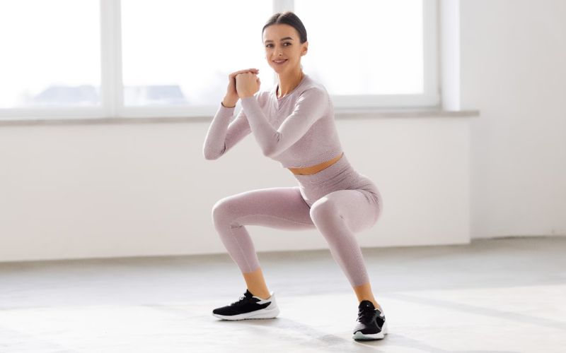 Squat là một trong các động tác rèn luyện cơ mông phổ biến nhất mọi thời đại