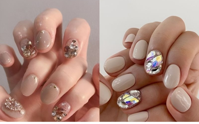 Mẫu nail móng ngắn đính charm tạo điểm nhấn nổi bật cho bàn tay