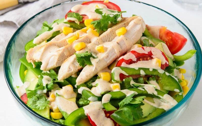 Salad ức gà là một món ăn yêu thích trong thực đơn giảm cân