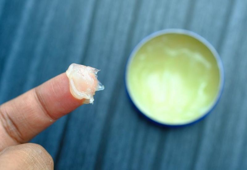 Có nên bôi vaseline sau khi xăm mày hay không là có, giúp da nhanh phục hồi và bong tróc